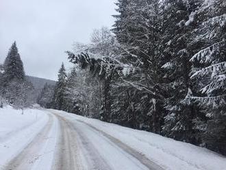 Počasie znovu komplikuje život Slovákom: Varovanie pred snehom, vetrom aj poľadovicou