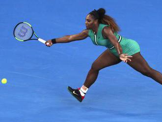 Video: Serena na Australian Open pomstila sestru Venus a postúpila do štvrťfinále