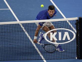 Video: Djokovič na ceste za rekordným titulom opäť stratil set, ale zahrá si štvrťfinále Australian 