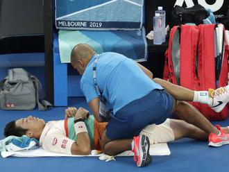 Video: Djokovič postúpil do semifinále Australian Open, Nišikori musel zápas skrečovať