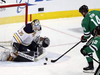 Video: Černákova Tampa prehrala na ľade Pittsburghu, v NHL sa zrodil aj „futbalový“ výsl