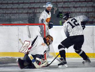 Foto: Atléti otestovali bystrické Štiavničky pred Winter Classic, úvodné buly vhodil Matej Tóth