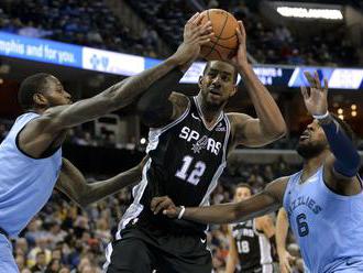 Video: San Antonio po dvoch predĺženiach zdolalo Oklahomu City, Aldridge získal 56 bodov