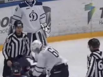 Video: Obranca Čajkovský sa v KHL prvýkrát pobil, Urakovovi zasadil niekoľko tvrdých rán