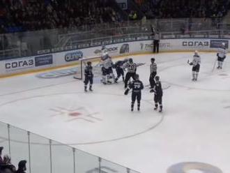 Video: Obranca Čajkovský si v KHL dva zápasy nezahrá, dostal stopku za bitku s Urakovom