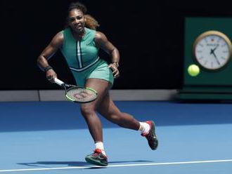 Video: Serena hladko postúpila do 2. kola Australian Open, jej sestra Venus sa natrápila