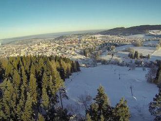 Skiareál v Kašperských Horách nabízí lyžování i s pohledem na královský hrad