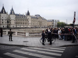 Páchateľ útoku na parížskej prefektúre mal na USB údaje o kolegoch