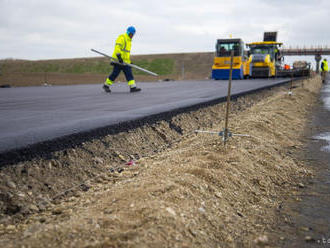 NÁLEZY V NÁSYPOCH D4 NIE SÚ PODĽA STAVEBNÍKA ŠKODLIVÉ