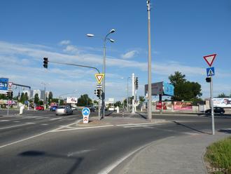 NEHODA V BRATISLAVE: Po zrážke dvoch áut odhodilo dodávku do autobusu