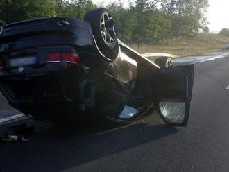 NEHODA PRI MAKOVE: Auto sa prevrátilo na strechu