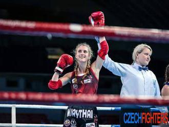 Chochlíková zlatá v K1 žien do 52 kg, Mayerová v low kicku s bronzom