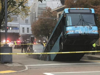 V Pittsburghu sa prepadla cesta, do diery spadla časť autobusu