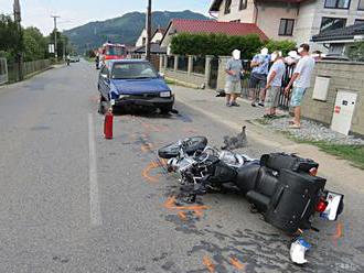 V Turzovke sa zrazilo auto s motocyklom, zranili sa dvaja ľudia