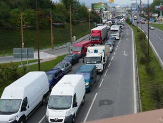 BUĎTE TRPEZLIVÍ: Na viacerých cestách po Slovensku sa vytvárajú kolóny