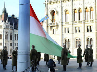 Pred maďarským parlamentom vztýčili vlajku na výročie revolúcie 1956