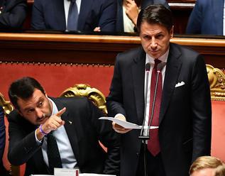 Taliani preriedia miesta v parlamente, stovky poslancov prídu o prácu