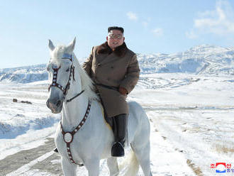 Kim Čong-un sa nechal vyfotiť. Jazdil na bielom koni po posvätnej hore