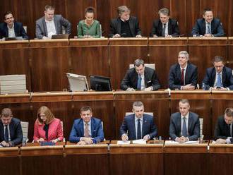 Päťčlenná komisia vypočúva kandidátov na šéfa whistleblowerského úradu