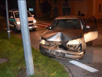 FOTO Mladík s čerstvým vodičákom skončil v Ružomberku v stĺpe: Nafúkal takmer dve promile