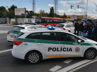 VIDEO Policajný zásah v Bratislave spôsobil dopravný chaos: V putách skončili dvaja muži