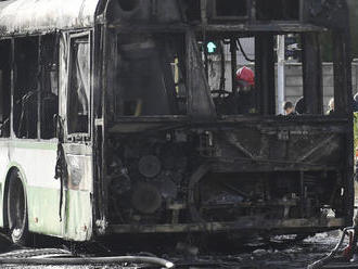 Hasiči v plnom nasadení: FOTO Autobus MHD v Košiciach zachvátil požiar a celý zhorel