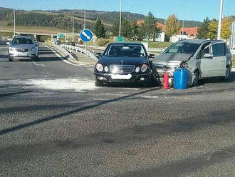 V Beharovciach sa pred hasičskou stanicou zrazili dve autá: FOTO Zranili sa aj tri deti