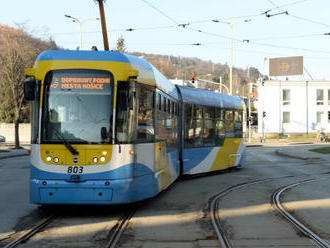 S nehodami v Košiciach sa akoby roztrhlo vrece: Zrážka električiek, tri osoby utrpeli zranenia