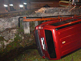 Mladík v Dolnom Lieskove v plnej rýchlosti prevrátil auto do potoka: Dychovú skúšku odmietol