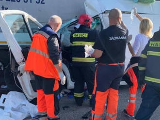 Desivé FOTO nehody pri Galante: Zakliesnenú osobu vyslobodzovali hasiči, zasahujú aj leteckí záchran