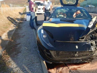 Vodič si pomýlil R1 s pretekárskou dráhou, rozmlátil svoje Ferrari