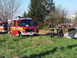 Zrážka vlaku a auta v Prievidzi: Vodič Ján   skončil v nemocnici, FOTO z miesta nehody