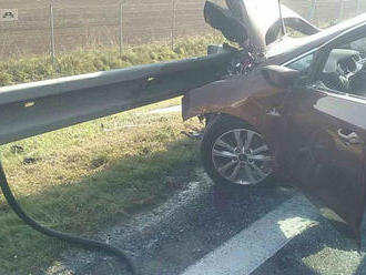 Pred Trnavou pri výjazde na Trenčín havarovalo auto, začalo následne horieť