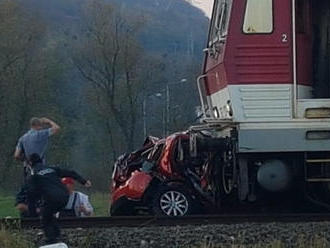 PRÁVE TERAZ Smrteľná nehoda na východe Slovenska: FOTO Vodič   auta neprežil zrážku s vlakom