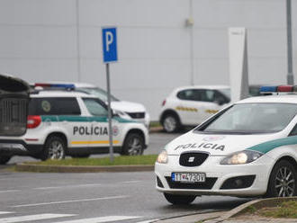 FOTO V trnavskej automobilke nahlásili bombu: Evakuácia zamestnancov