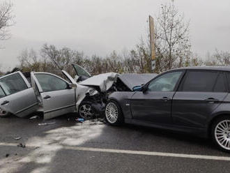 Čelná zrážka pri Ilave: FOTO Tri osoby sa zranili, medzi nimi aj malé dieťa