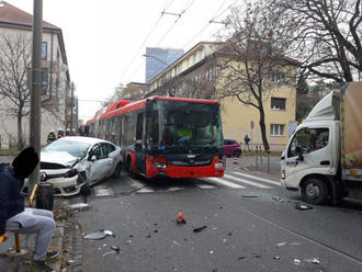 V Bratislave sa zrazil trolejbus s osobným a nákladným autom