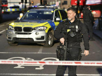 Muža na London Bridge zastrelili policajti. Hlásia niekoľko zranených