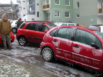 NA CESTÁCH SA BUDE ŠMÝKAŤ: Sever Slovenska zasiahne poľadovica