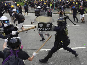 Polícia v Hongkongu použila pri zásahu proti demonštrantom streľbu