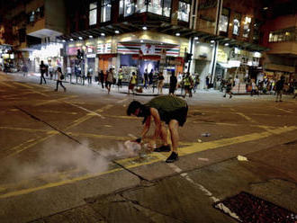 Počas protivládnych protestov v Hongkongu bol zapálený jeden muž