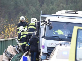 Autobus s deťmi sa zrazil s nákladným autom, zahynula učiteľka