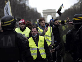 Výročné protesty žltých viest prerástli v Paríži do vandalizmu