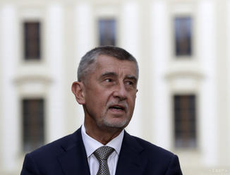 Babiš prišiel ráno na Národnú triedu, demonštranti ho vypískali