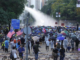 Polícia v Hongkongu vytláča protestujúcich z univerzitného kampusu