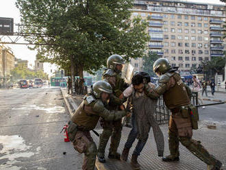 Čilská polícia uviedla, že pri protestoch nepoužije gumové náboje