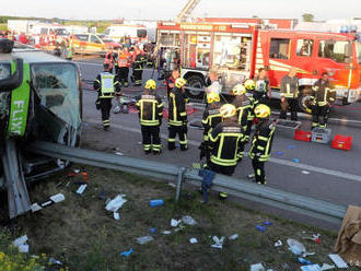 Vodič stratil kontrolu nad autobusom a narazil: Zranených je 21 ľudí