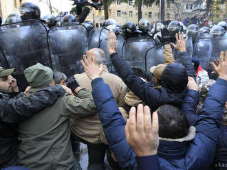 Polícia rozohnala opozičný protest v Tbilisi, zadržala desiatky ľudí