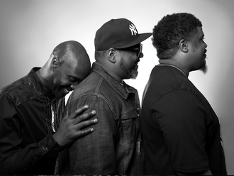 De La Soul válčí s negativitou a samplují. Hiphopoví klasici míří do Prahy