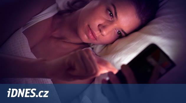 Chcete se dobře vyspat? Včas odložte smartphone, radí neuroložka